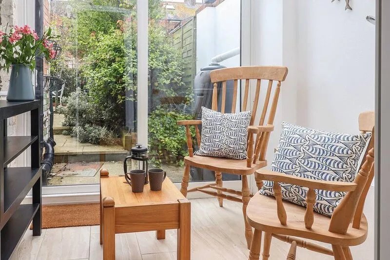 MACKEREL COTTAGE, pet friendly, character holiday cottage in Weymouth