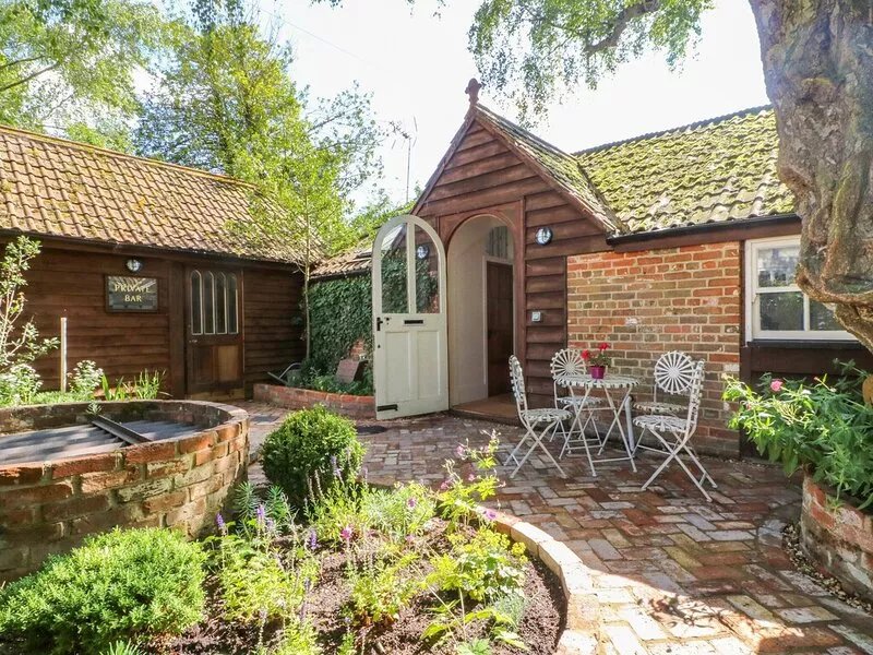 THE HEMMEL, pet friendly, character holiday cottage in Faringdon