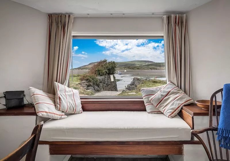 A peaceful, waterside cottage set on the old harbour wall on Parrog, Newport