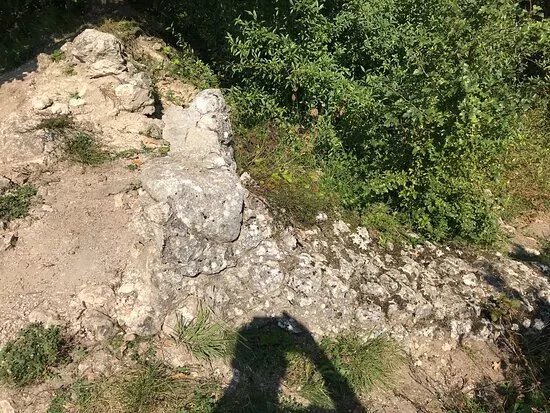 Ruiny Fundamentow Zamku Rycerskiego W Dolinie Kluczwody
