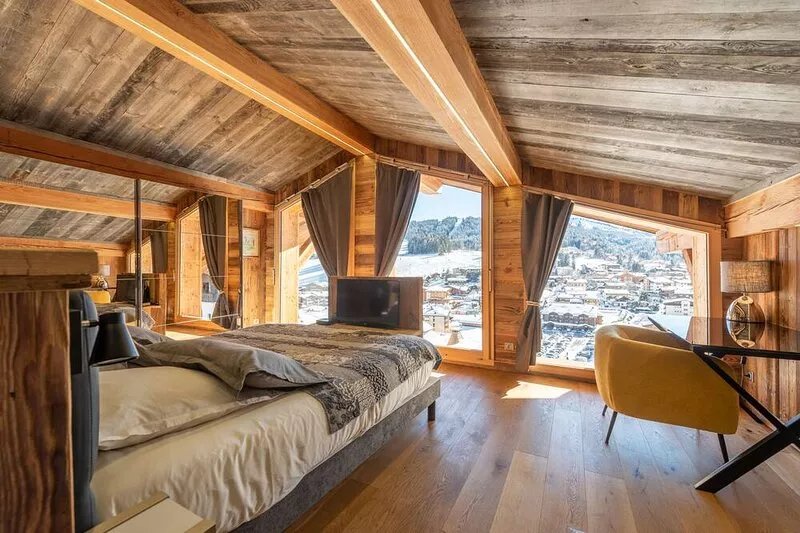 Chalet with jacuzzi near the center and 180 ° view of the village and slopes
