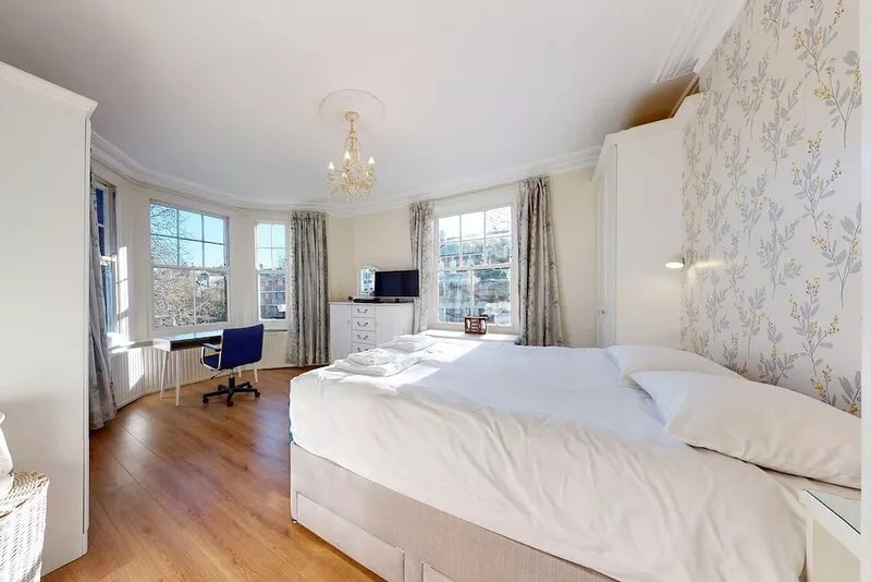 Amazing 2 Bedroom, 3 Bed Apartment w/ Garden - 1 min to Queen's Park