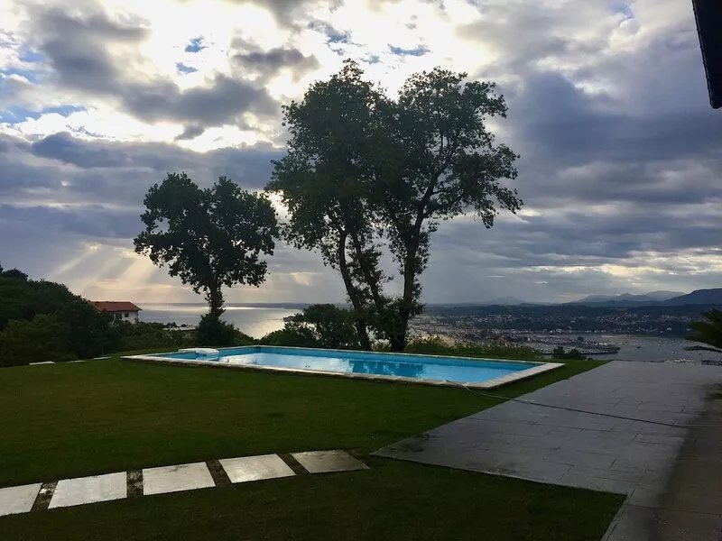 20 minutes from San Sebastian, 1 hour from Bilbao. 5 km from France. Bay views.
