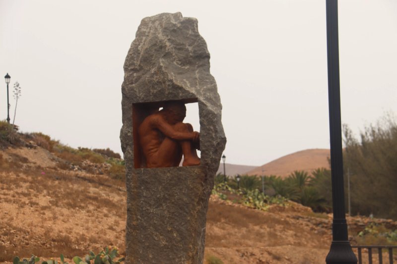 Escultura "Encerrado en mi mundo"