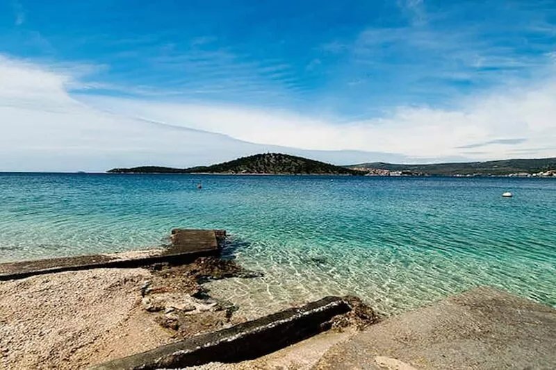 "Perfect runaway" in quiet bay with sea view and heated pool -app for 3
