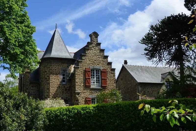 Petit Manoir Breton. Direction St Malo-Mont St Michel