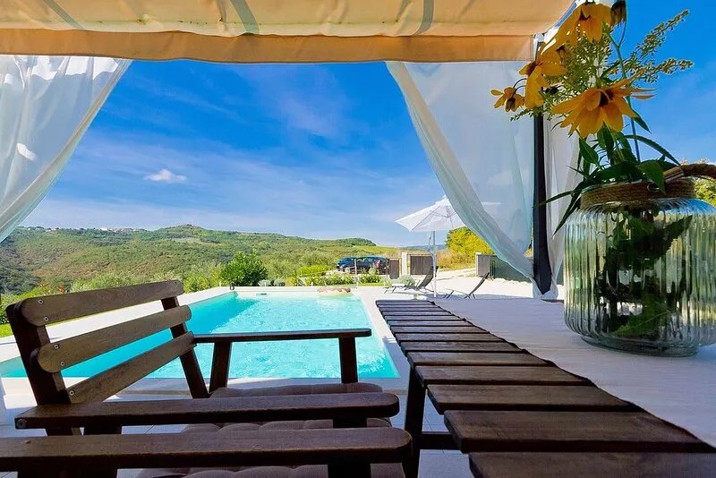 Family - friendly house with pool near Motovun