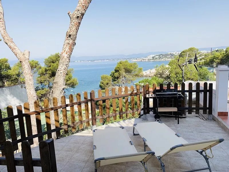 RENOVATED SEA VIEW APARTMENT, BEACH 50 MT, WIFI, LARGE TERRACE