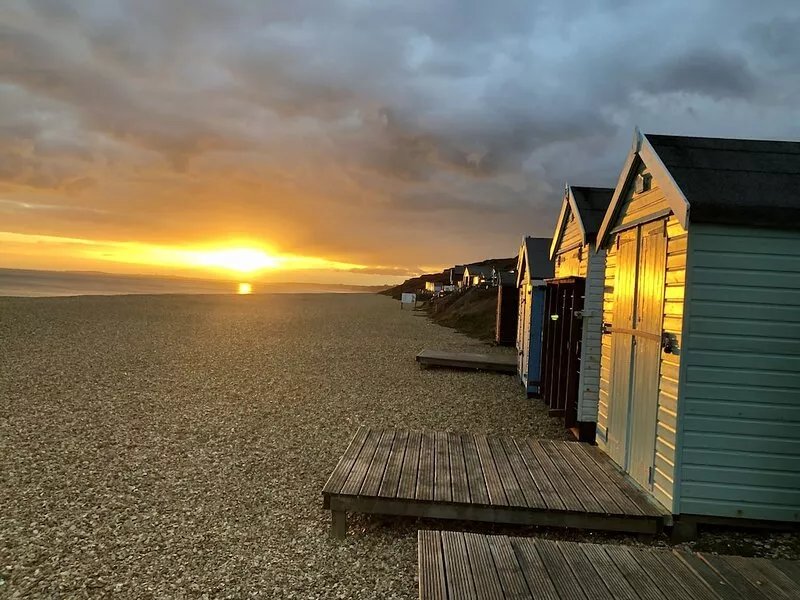 Stylish shepherd's hut, 10 mins walk from beach and village