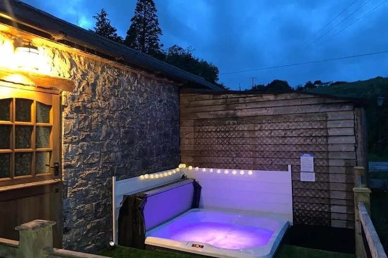 Cottage + Hot Tub/gym outskirts Cardiff/Cowbridge, stunning rural location