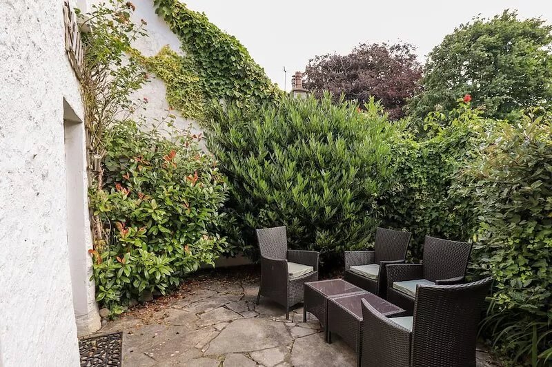 4 GREENCROSS COTTAGES, pet friendly in Burton-In-Kendal
