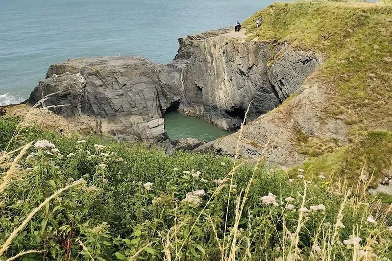 The Old Sea Captain's House: A short walk to stunning beaches, shops and pubs
