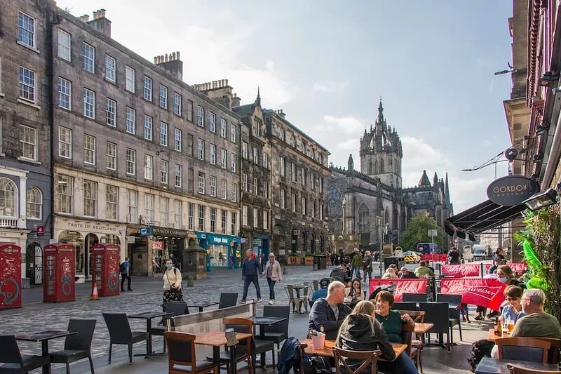 A magnificent 2 bedroom apartment on the famous Royal Mile