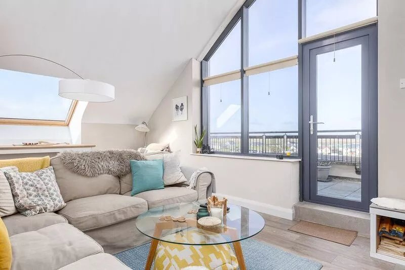 The Dell 18 - With golf course and sea views!