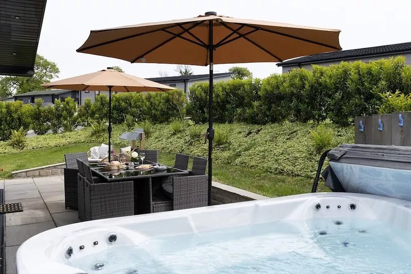 A fantastic lodge sleeping 8 with hot tub, just a short walk from Roadford Lake