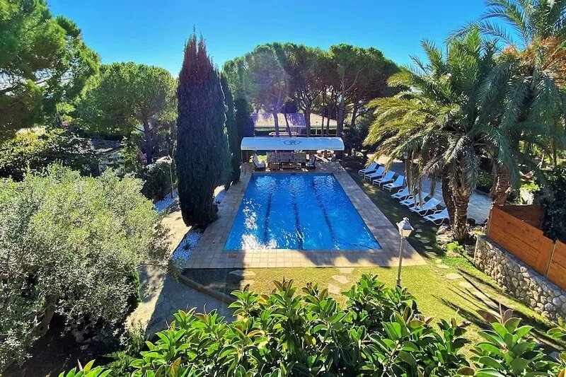 Villa El Ranch. 15 min. by car/Sitges. 5 minutes walk from the beach. Garden