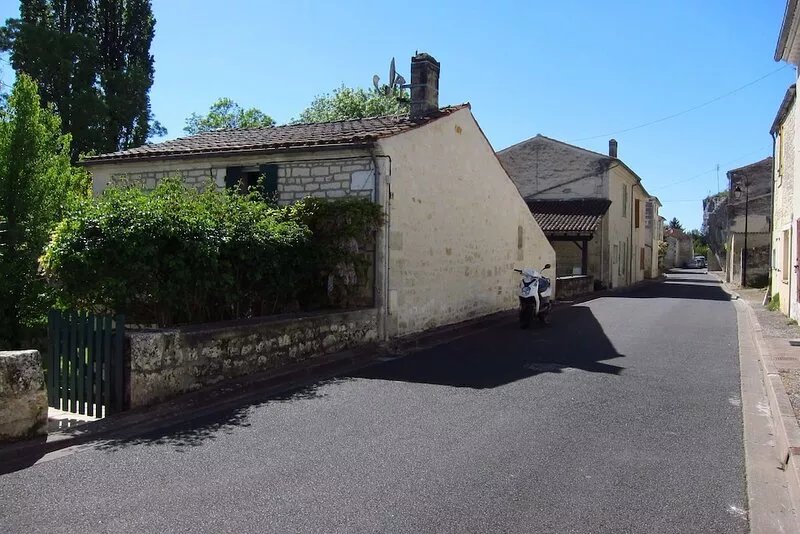 Character cottage located in Saint-Savinien sur Charente