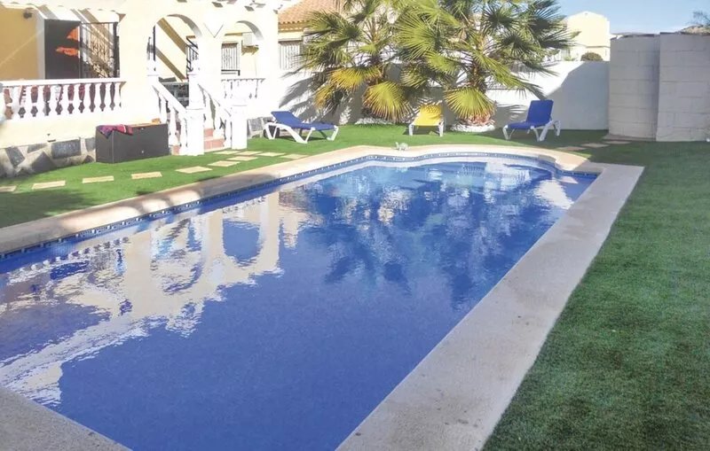 Detached Villa with BBQ, Private Heated Pool and Wi-Fi