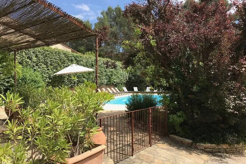 Family apartment, 2-4 people, in Provence Mas 16th cent., pool, garden, parking