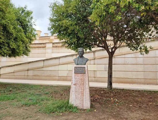 Julio Igesias Statue