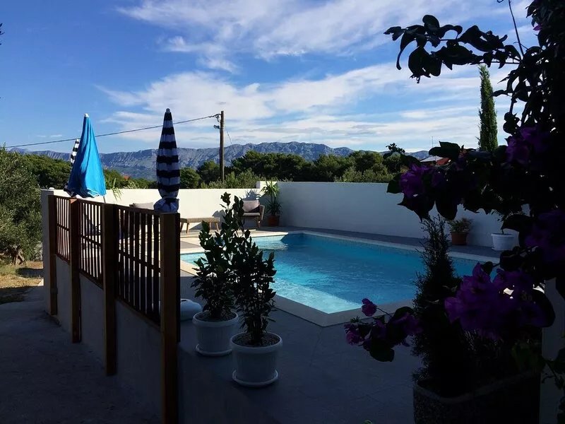 Villa With Swimming pool, Private Terraces And Large Gardens,