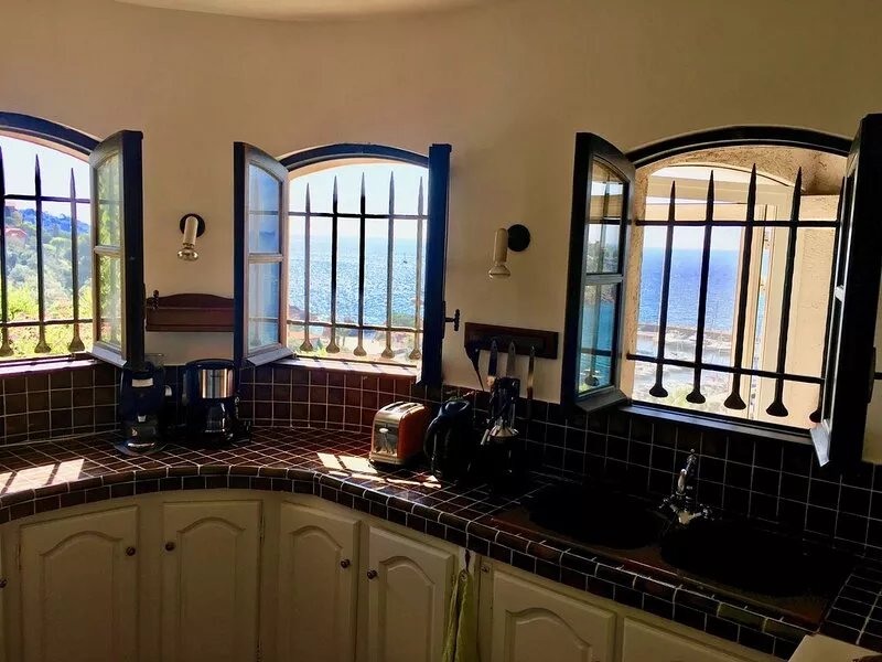 Villa with a magnificent sea view on a private garden/5min away from the beach