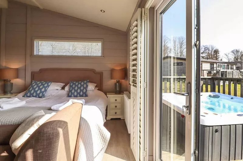 SKYLARKS, family friendly, with hot tub in Bury St Edmunds