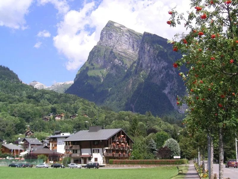 SAMOENS T2 NEAR THE SKI LIFTS