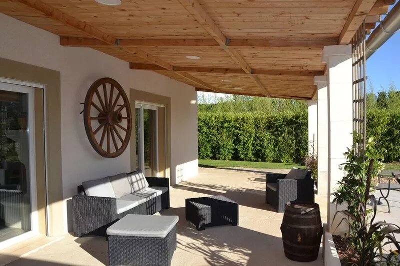 Farmhouse in the countryside with mature garden and swimming pool