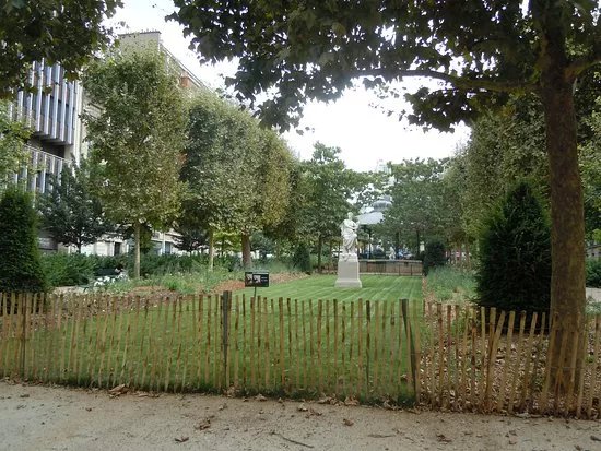 Square Adolphe-Cherioux