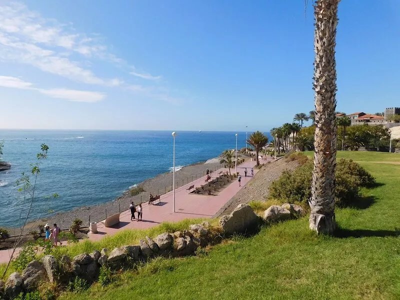 Spacious and luxurious apartment with large terrace south pool and ocean view