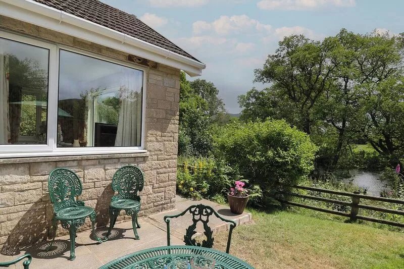 NUTHATCH COTTAGE AT RIVERSIDE LODGE, pet friendly in Rhayader