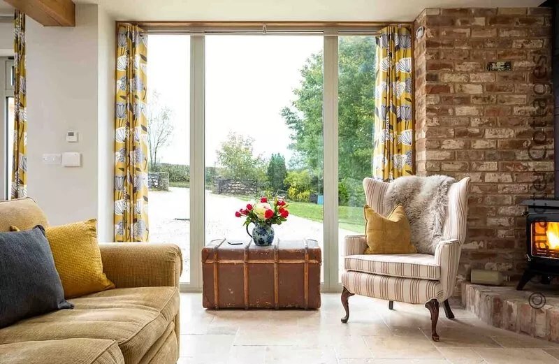 FLYNN'S BARN, family friendly, with open fire in Naunton