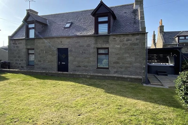 FISHERMAN'S COTTAGE, family friendly, with hot tub in Fraserburgh