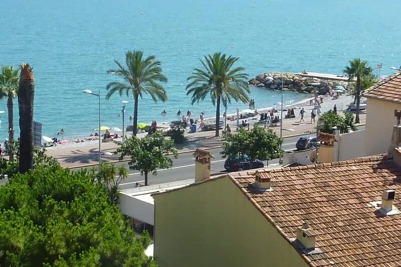 New in July 2016! Balcony facing the sea, three rooms (76m2), private parking