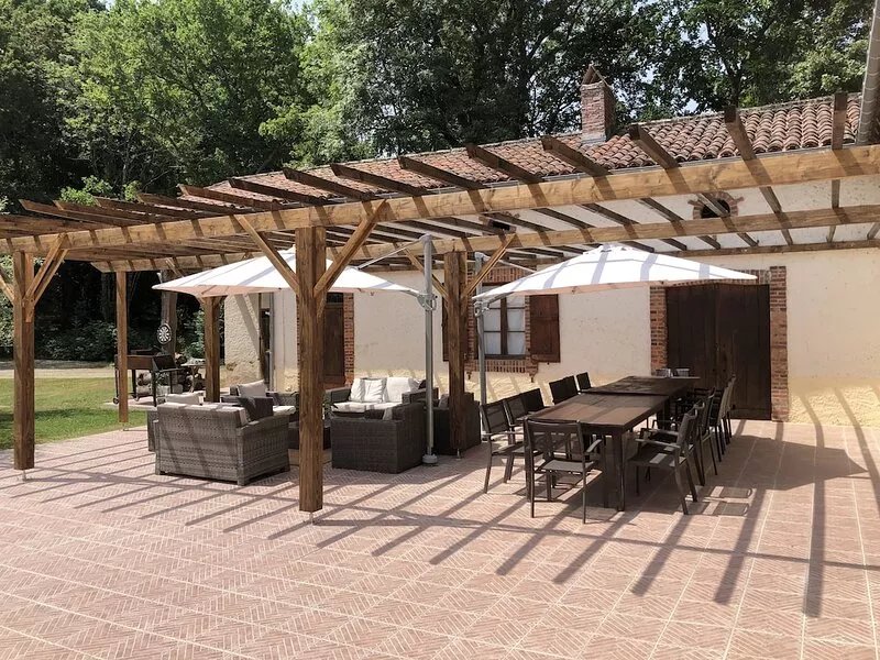Romantic family villa, big pool, garden and forest. Silence and space. WIFI.