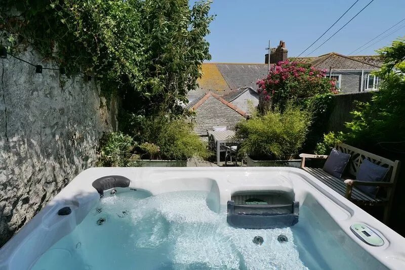 Waves End, St Ives.  Amazing Views, Hot tub & private parking for 2 cars.