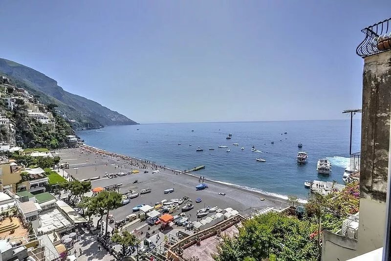 Casa Oceano is a charming ancient house overlooking the sea and the main beach