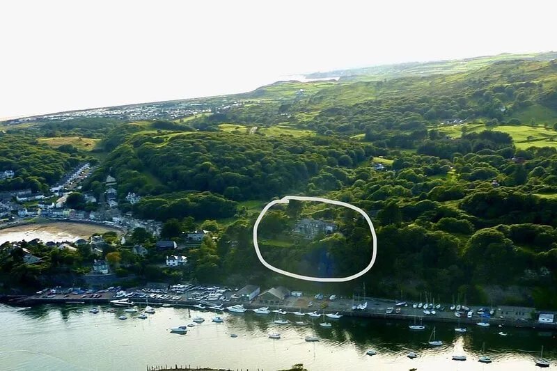 Spacious property with stunning sea views, terrace and garden. Tranquil.