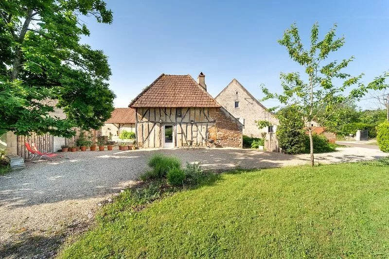 15min from Beaune, a studio in the middle of greenery