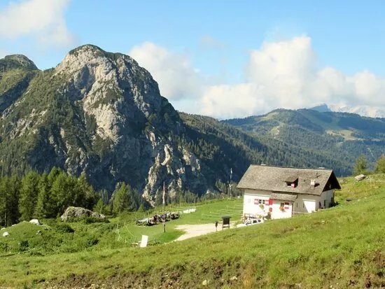 Passeggiata dal Rifugio Aquileia al Rifugio Citta di Fiume