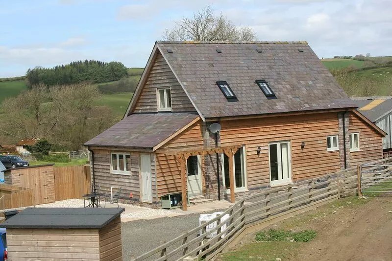 Converted  Detached Barn Dog friendly Set In Lovely Countryside  2 bed, 2bath.