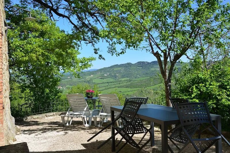 LA CASINA apartment in Tuscan countryside with pool and private garden