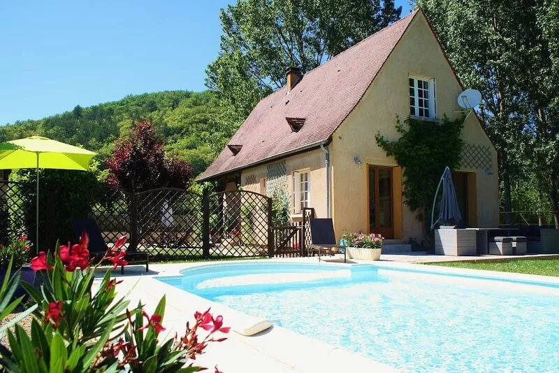Delightful house with private pool and garden in the pretty village of Daglan