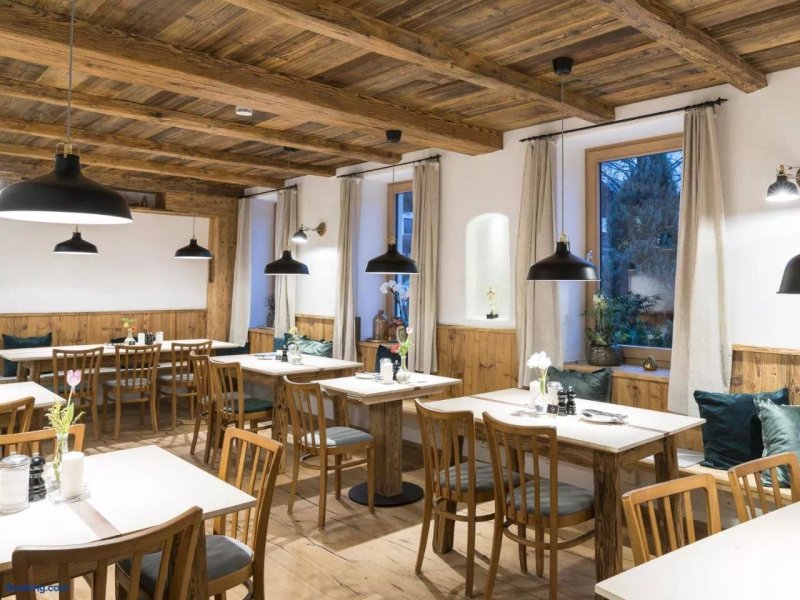 Stefanies Cafe, Pension, Culture