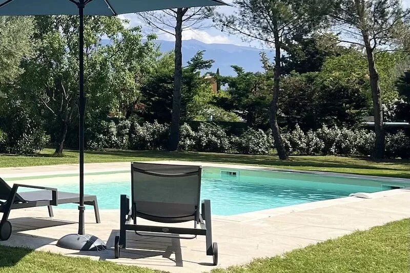 Very large villa with swimming pool and air-conditioned rooms + large garden