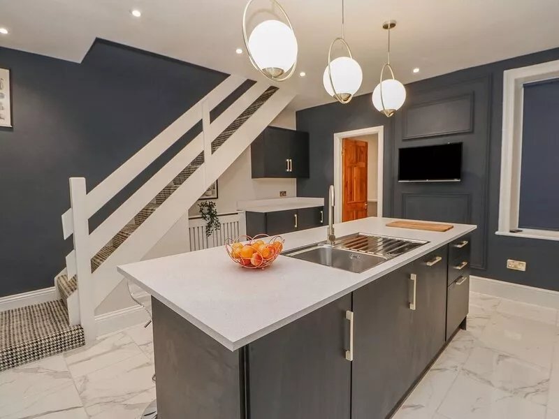 16 SEAFIELD TERRACE, pet friendly, with hot tub in South Shields