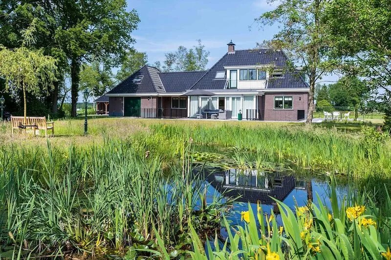 Countryside villa with spa, gym,  games room & large private garden