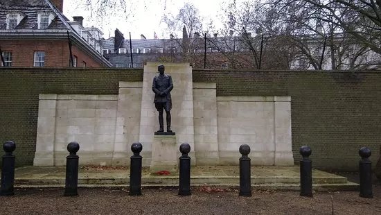 Statue of the Earl Kitchener