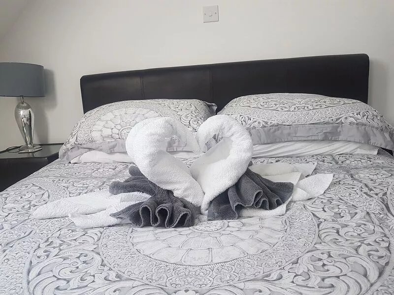 THE LODGE.New Cosy contemporary property positioned a Few mins walk to the beach